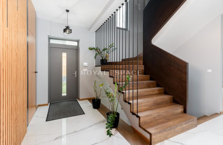 Просторий будинок із панорамним видом на місто