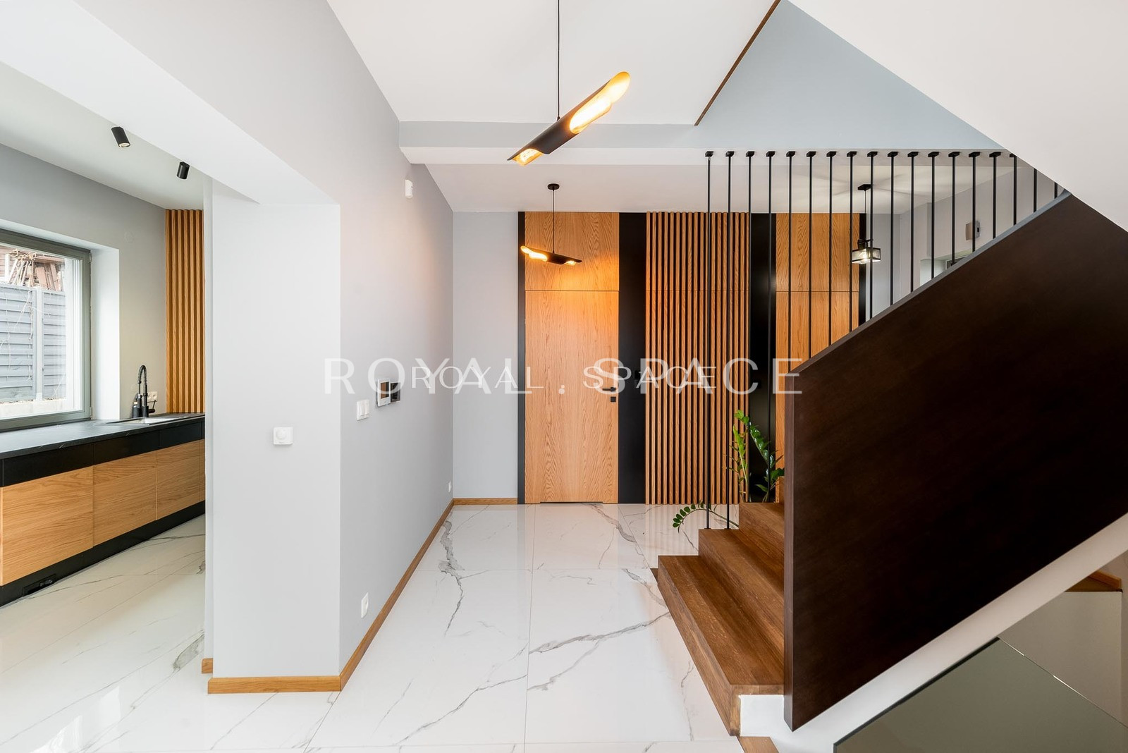 Просторий будинок із панорамним видом на місто