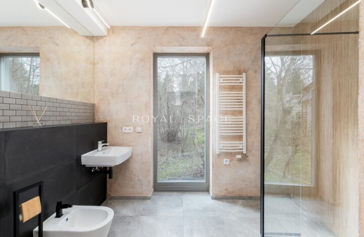 Просторий будинок із панорамним видом на місто