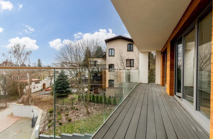 Просторий будинок із панорамним видом на місто