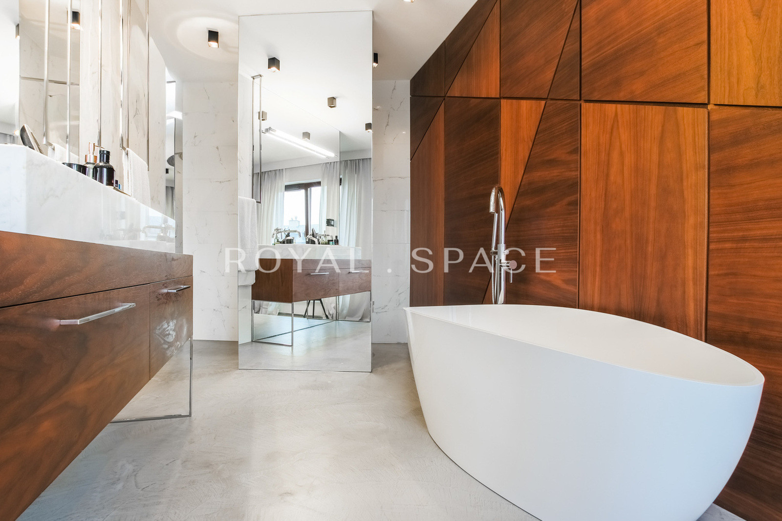 Стильна квартира на останньому поверсі!