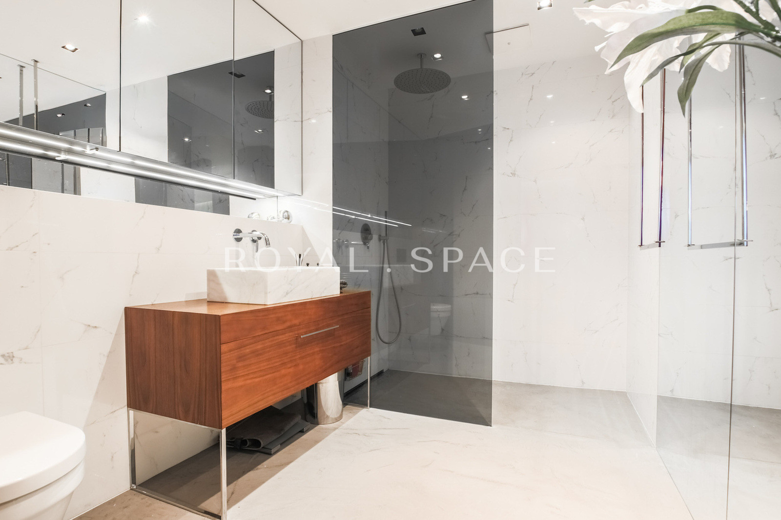 Стильна квартира на останньому поверсі!