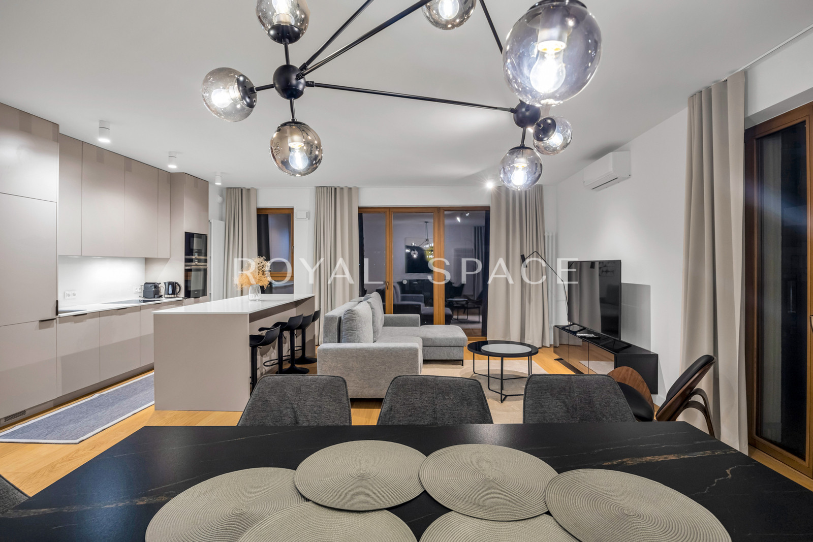 Люксовий просторий апартамент в оренду!