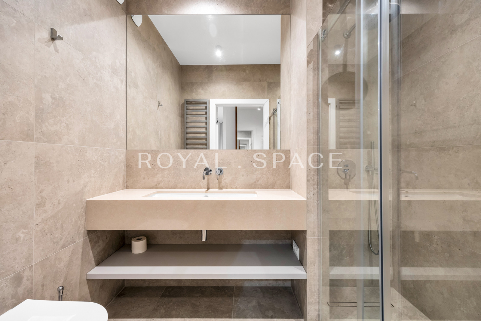 Люксовий просторий апартамент в оренду!