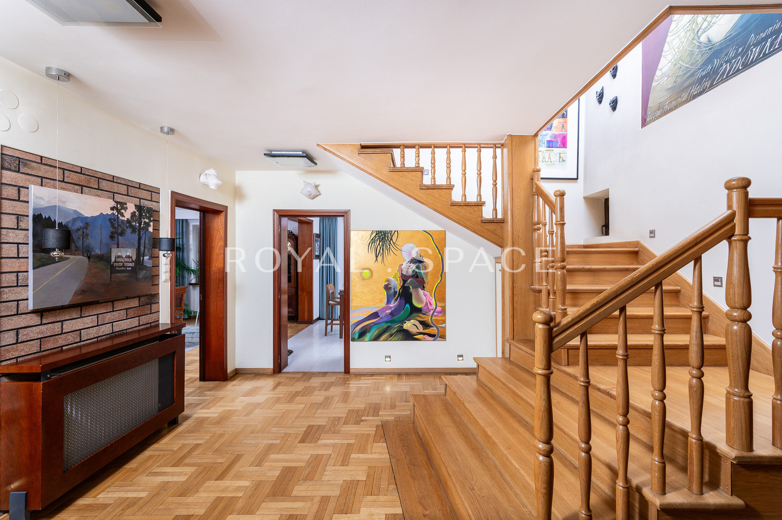 Затишний будинок з терасою та басейном!