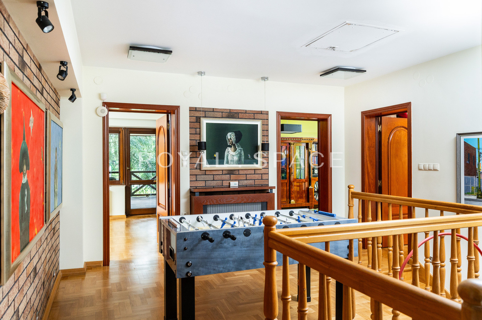 Затишний будинок з терасою та басейном!