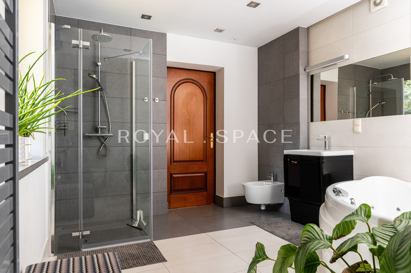 Затишний будинок з терасою та басейном!