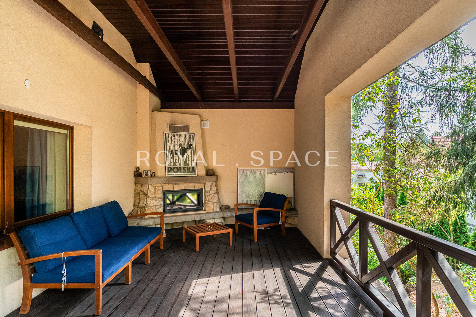 Затишний будинок з терасою та басейном!