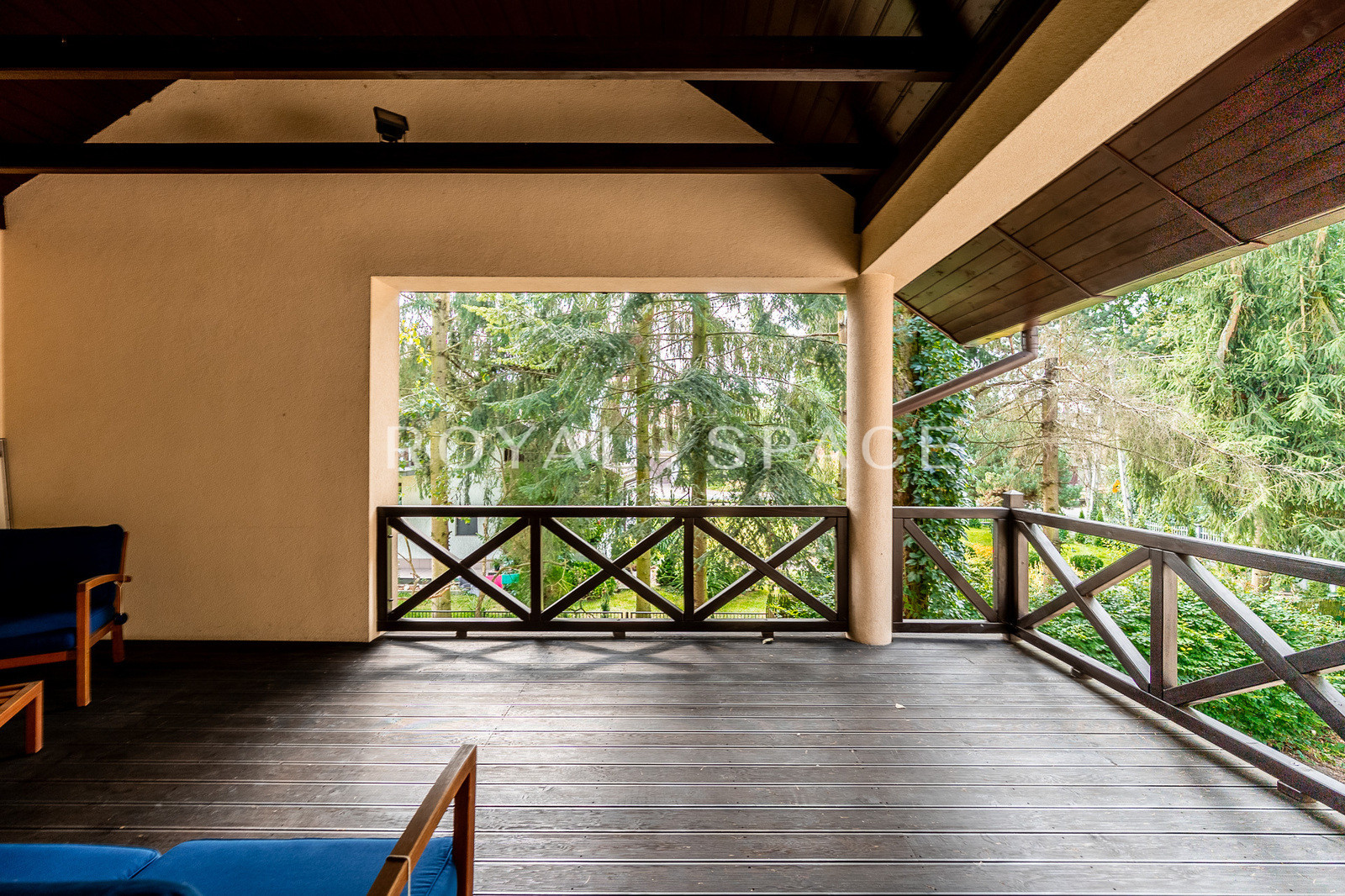 Затишний будинок з терасою та басейном!