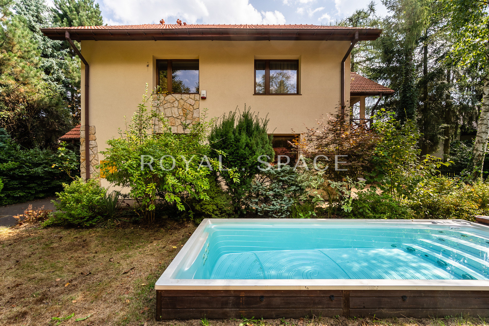 Затишний будинок з терасою та басейном!