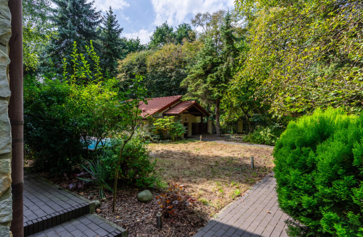 Затишний будинок з терасою та басейном!