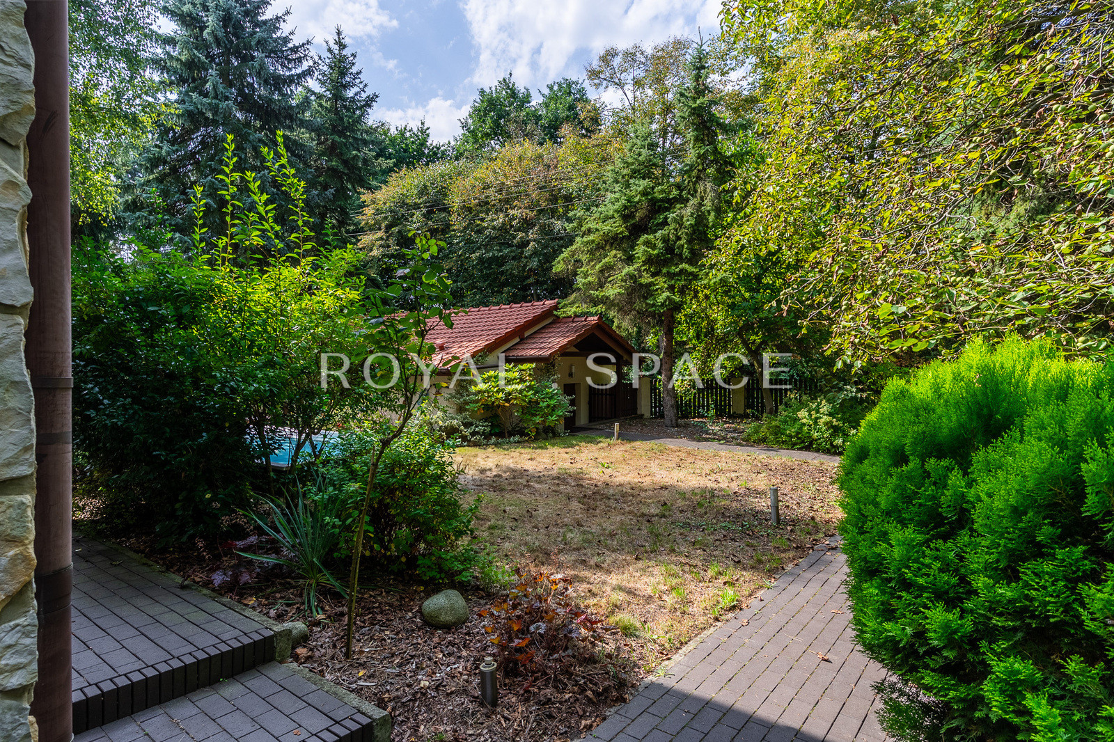 Затишний будинок з терасою та басейном!