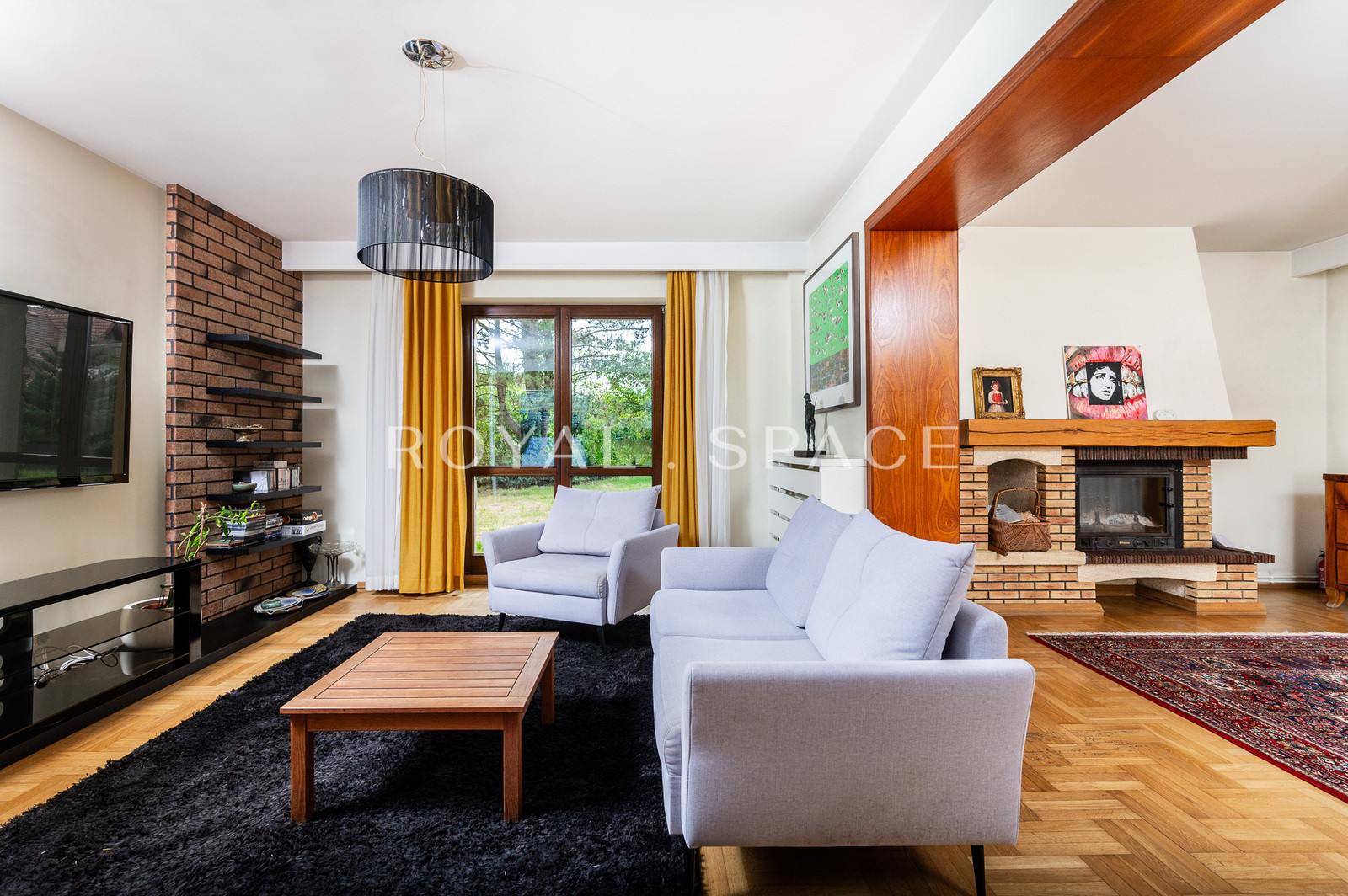 Затишний будинок з терасою та басейном!