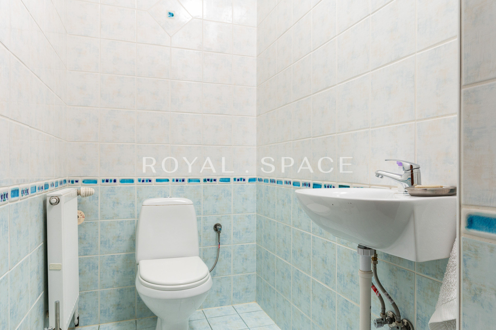 Затишний будинок з терасою та басейном!