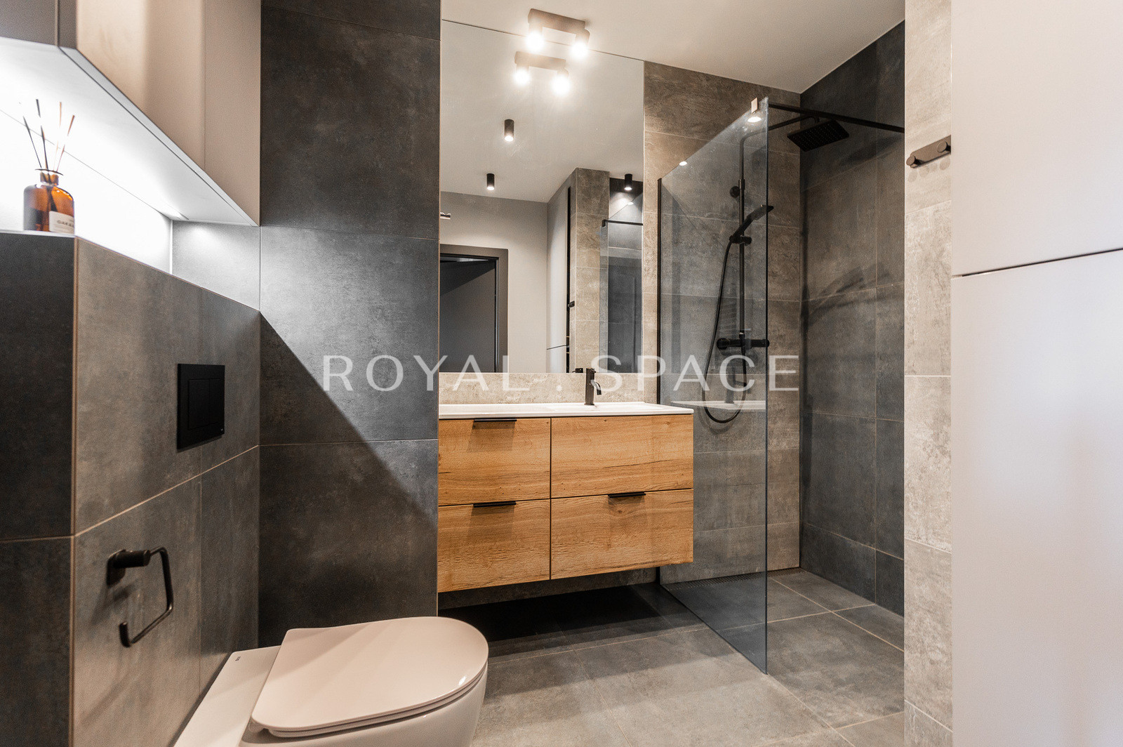 Bright apartment with parking! | Salsa Lokum