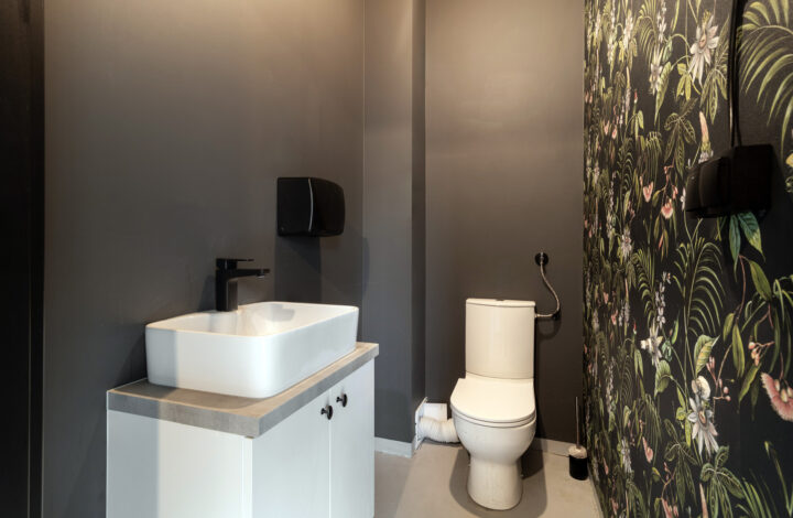 Finished commercial unit in a residential complex!