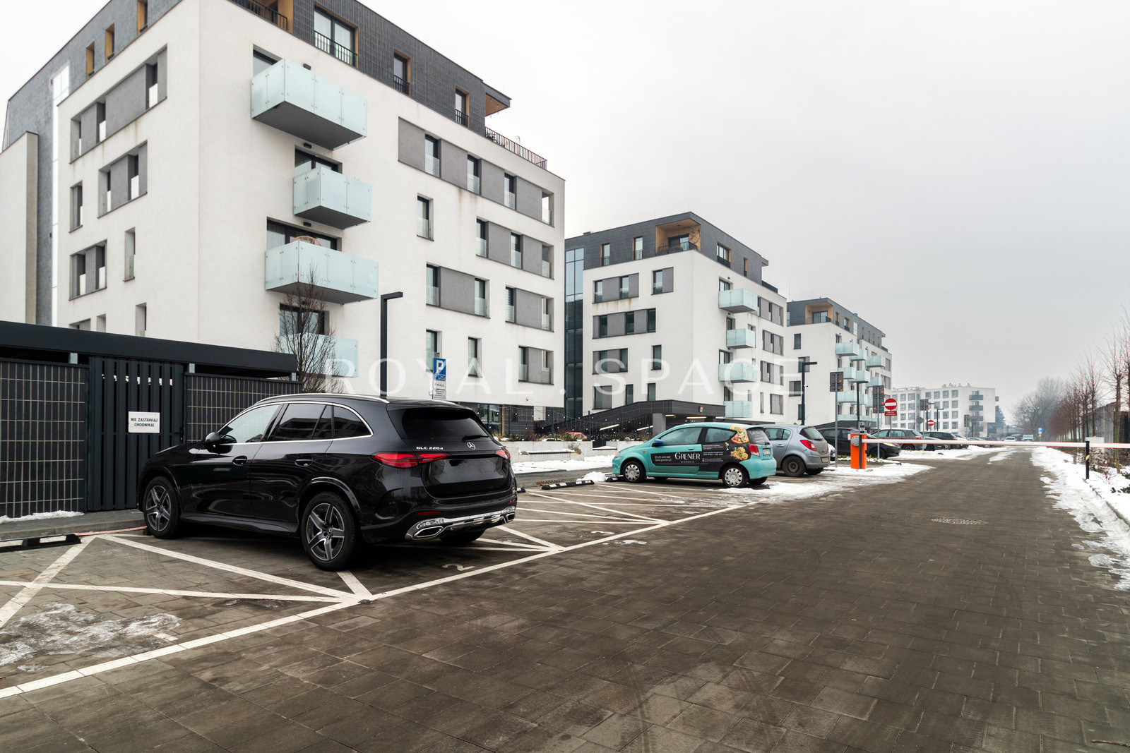 Finished commercial unit in a residential complex!