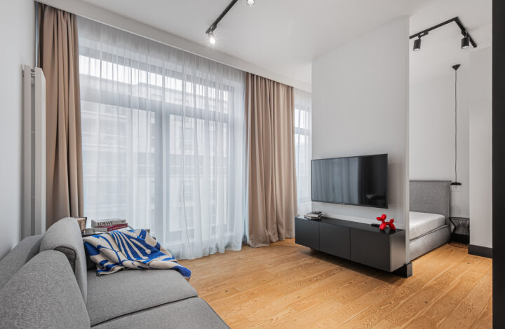 Сучасна студія з світлим інтер’єром | Powiśle