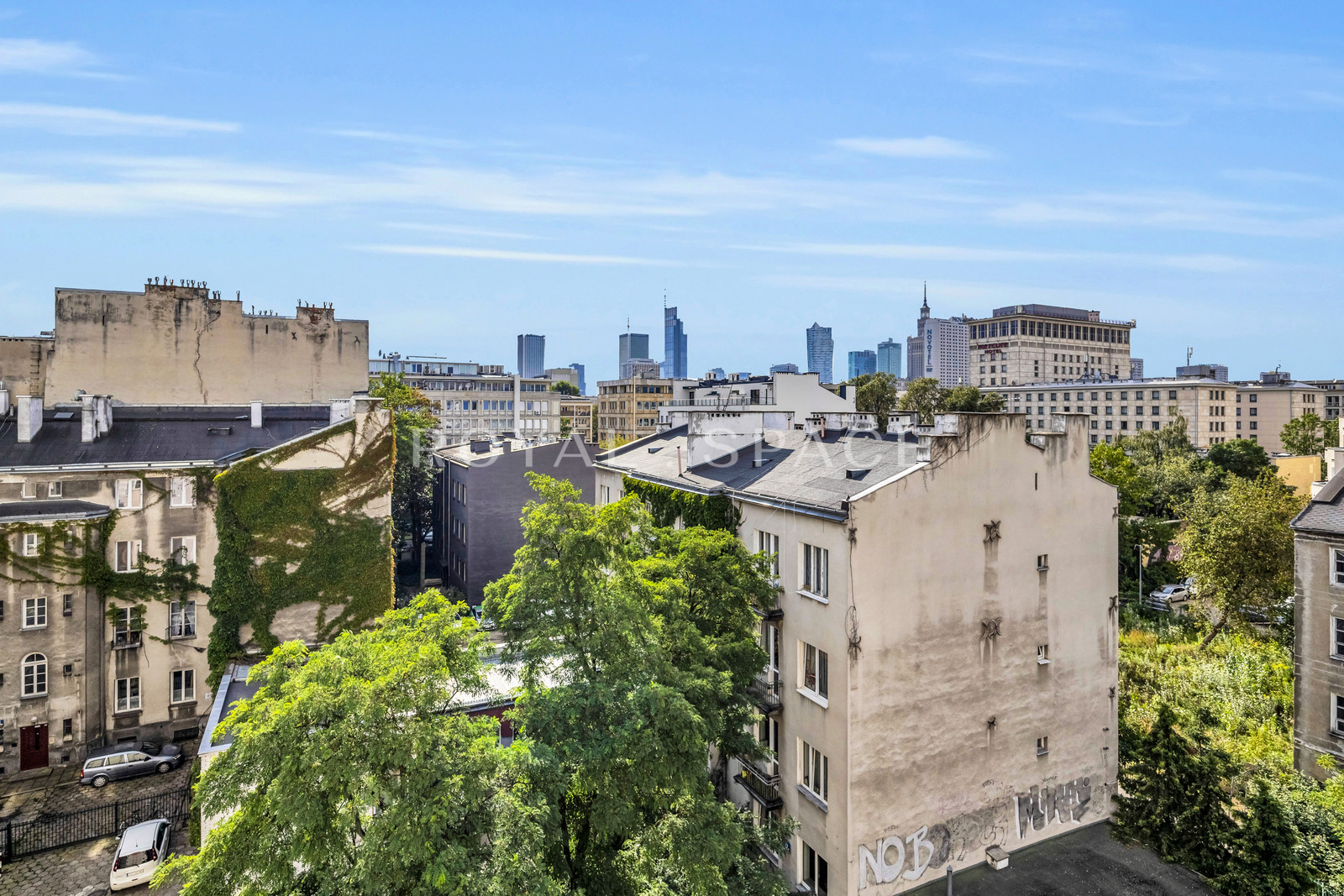 Przestronny apartament w kamienicy w Wilczej!