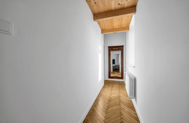 Przestronny apartament w kamienicy w Wilczej!