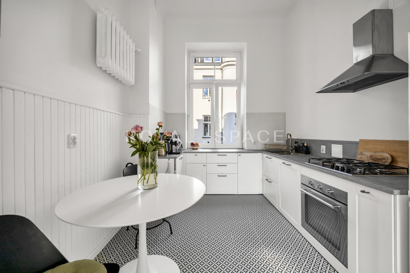 Przestronny apartament w kamienicy w Wilczej!