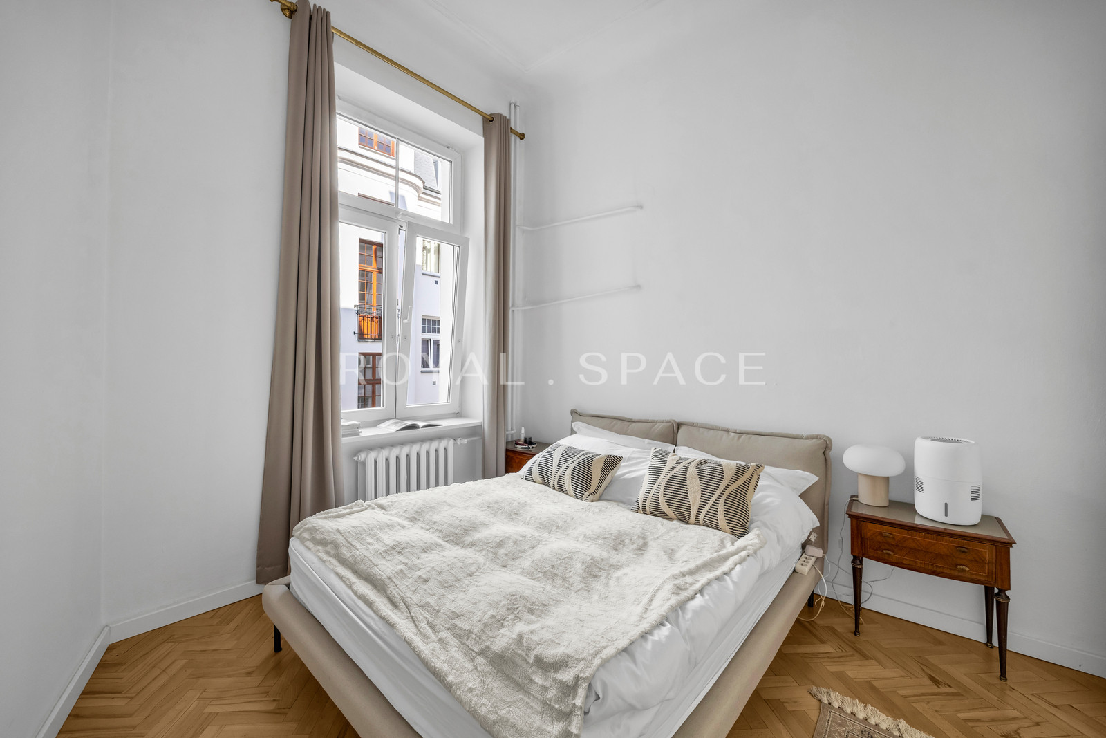 Przestronny apartament w kamienicy w Wilczej!