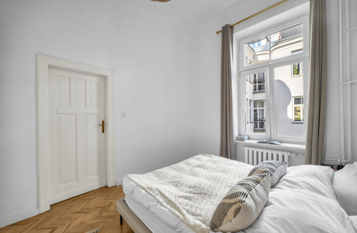 Przestronny apartament w kamienicy w Wilczej!