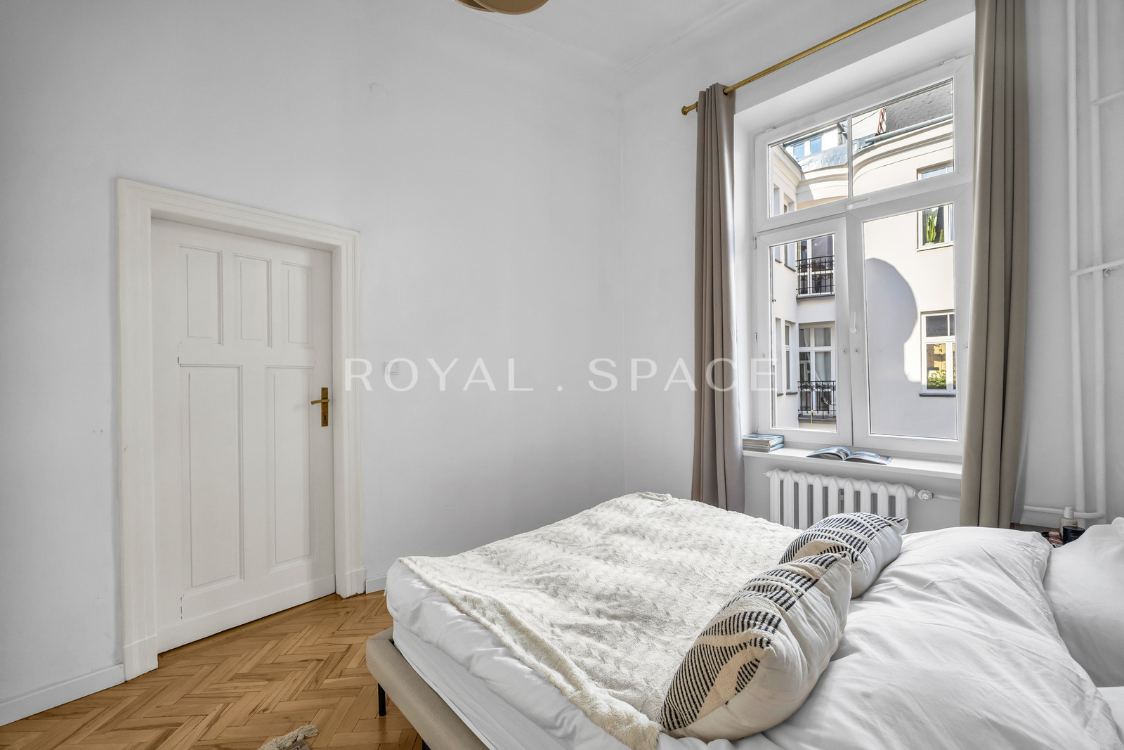 Przestronny apartament w kamienicy w Wilczej!