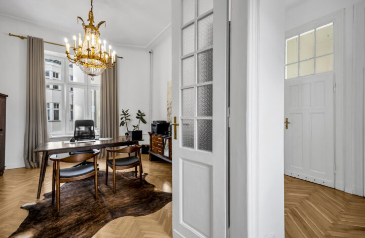 Przestronny apartament w kamienicy w Wilczej!