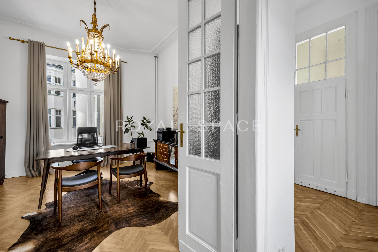 Przestronny apartament w kamienicy w Wilczej!