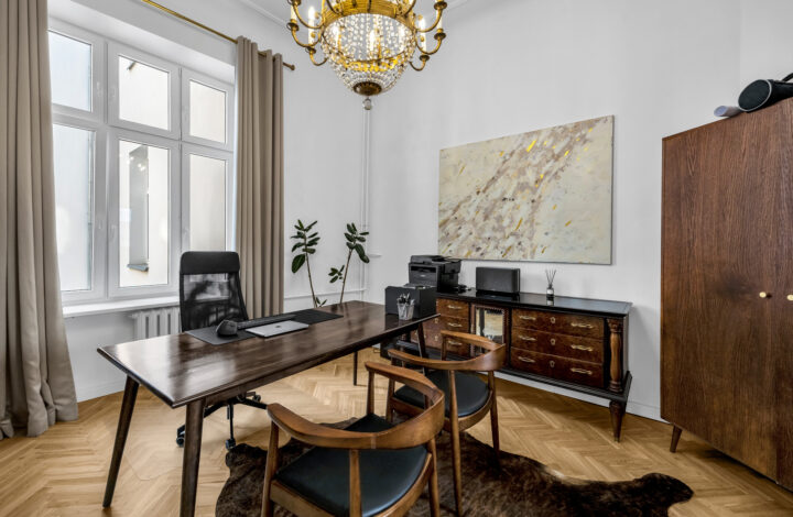 Przestronny apartament w kamienicy w Wilczej!