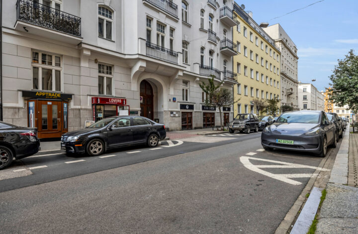 Przestronny apartament w kamienicy w Wilczej!