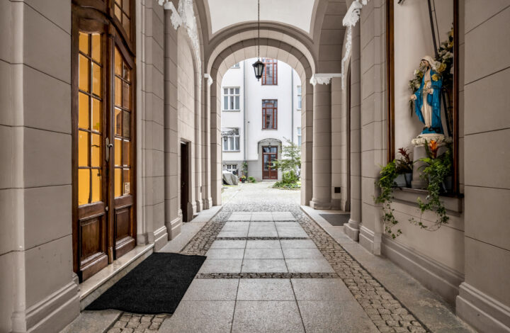 Przestronny apartament w kamienicy w Wilczej!