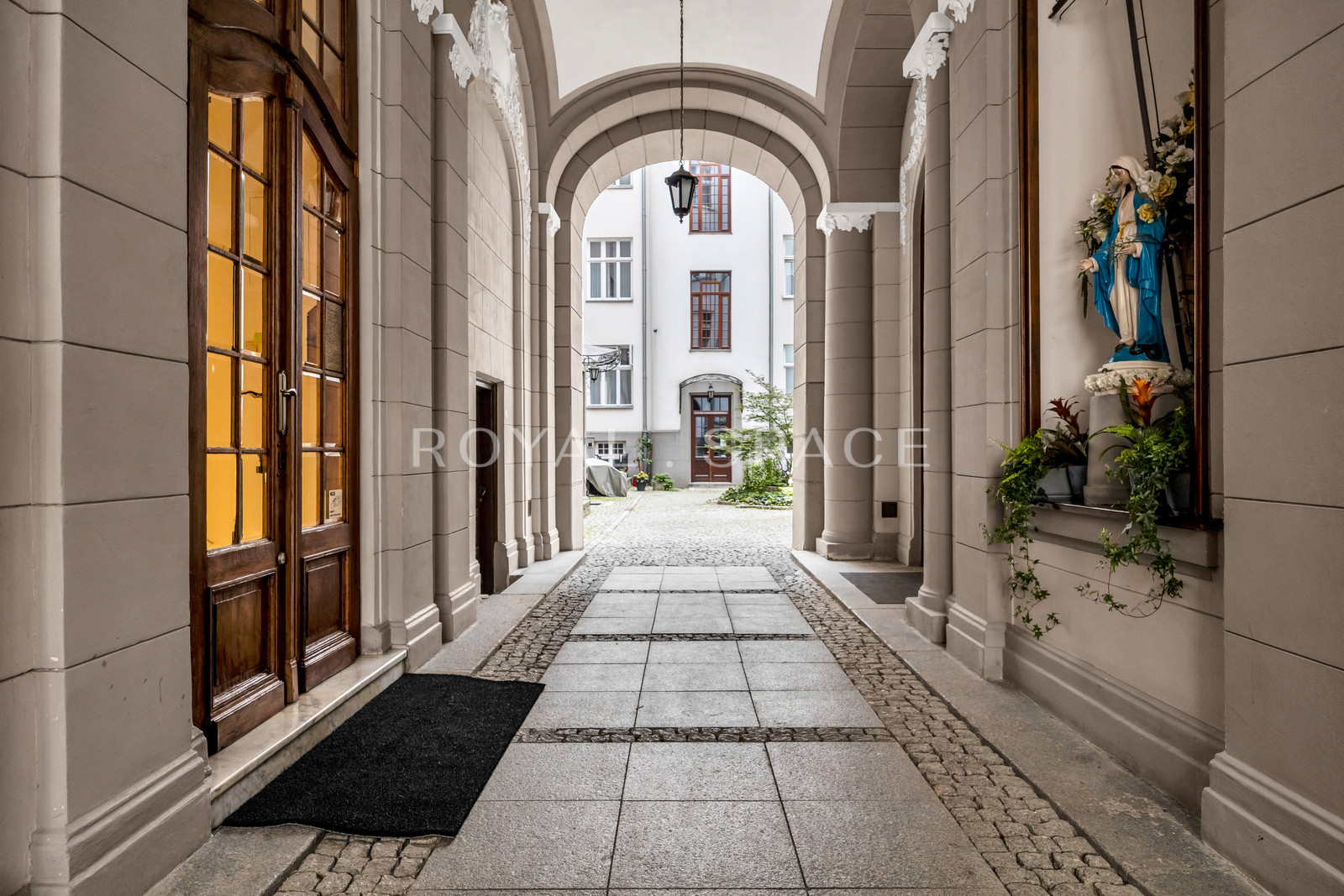 Przestronny apartament w kamienicy w Wilczej!