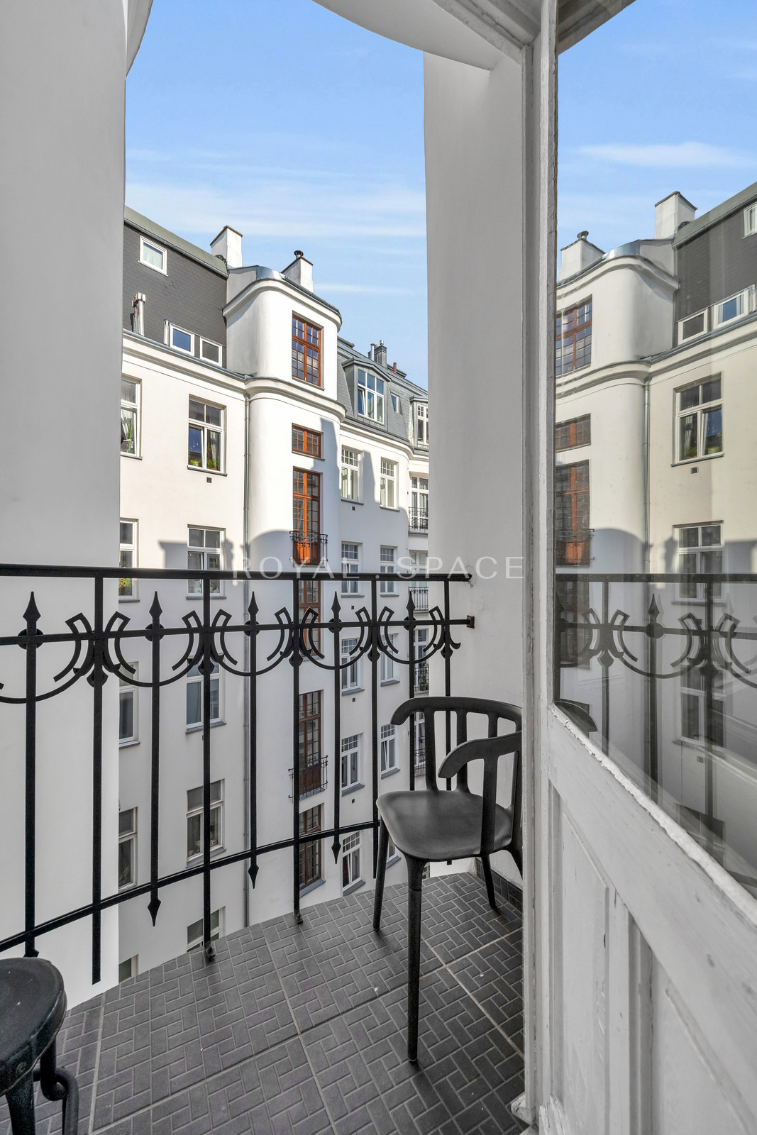 Przestronny apartament w kamienicy w Wilczej!