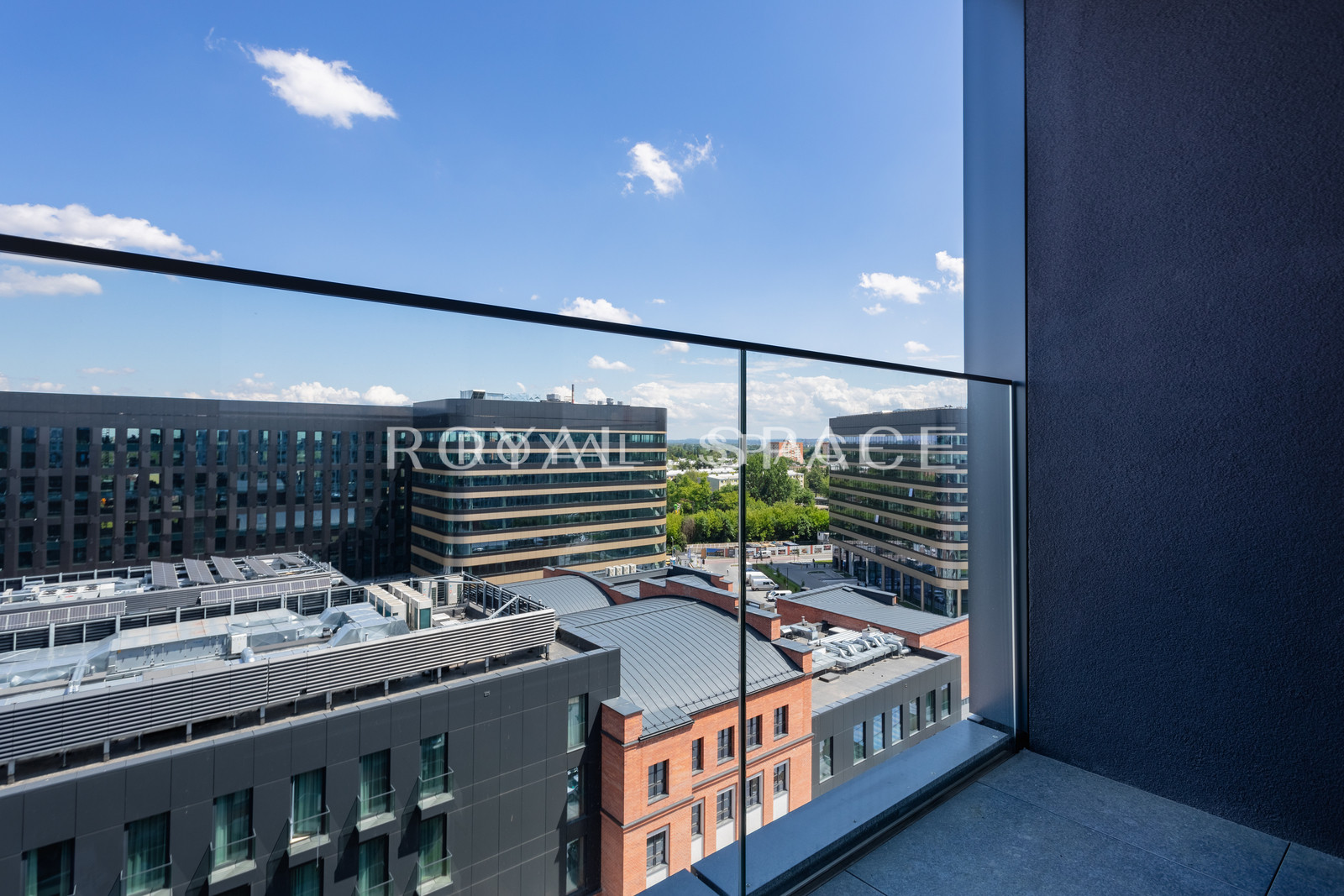 Penthouse z balkonami w nowym budynku – Fabryczna