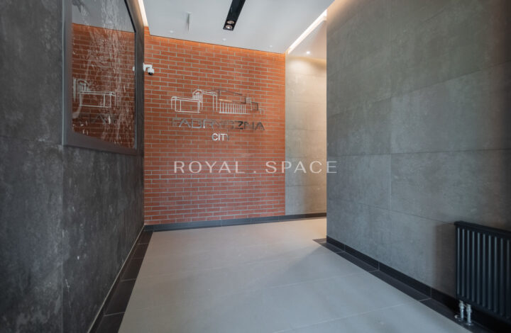 Penthouse z balkonami w nowym budynku – Fabryczna