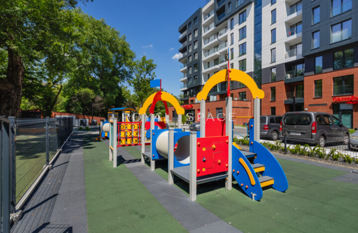 Penthouse z balkonami w nowym budynku – Fabryczna