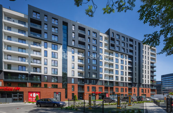 Penthouse z balkonami w nowym budynku – Fabryczna