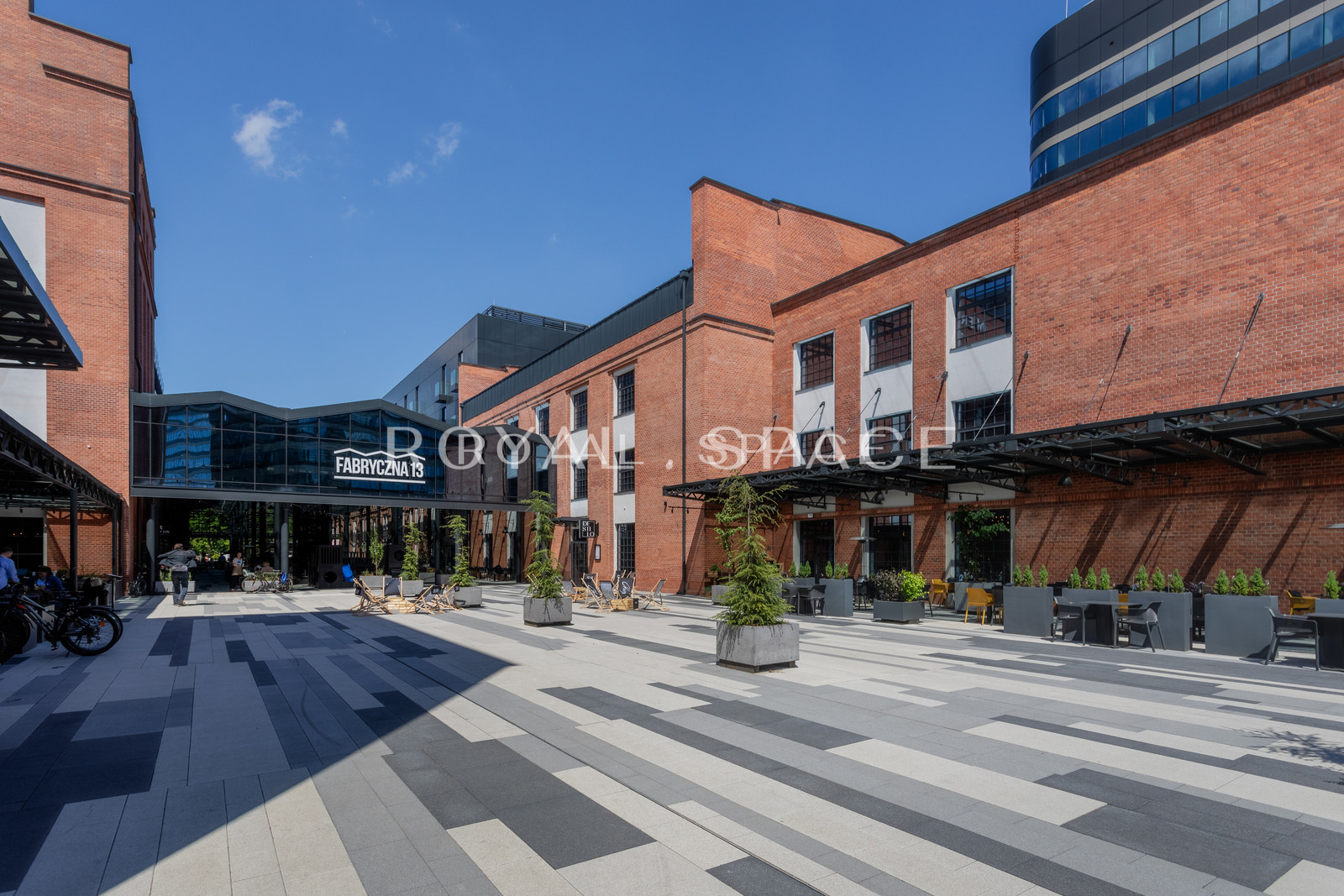 Penthouse z balkonami w nowym budynku – Fabryczna