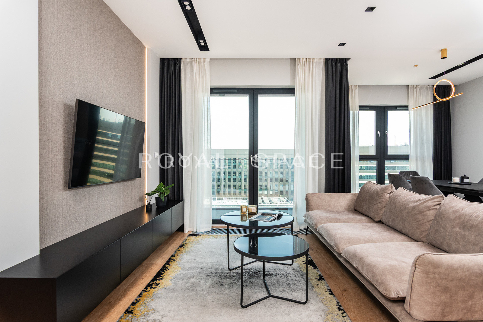 Penthouse z balkonami w nowym budynku – Fabryczna