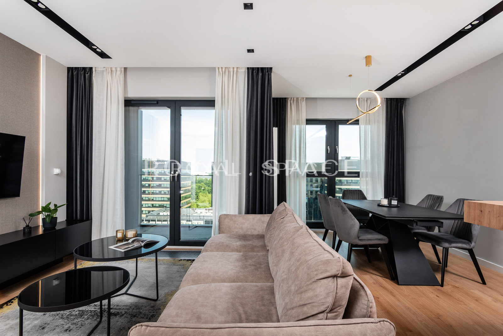 Penthouse z balkonami w nowym budynku – Fabryczna