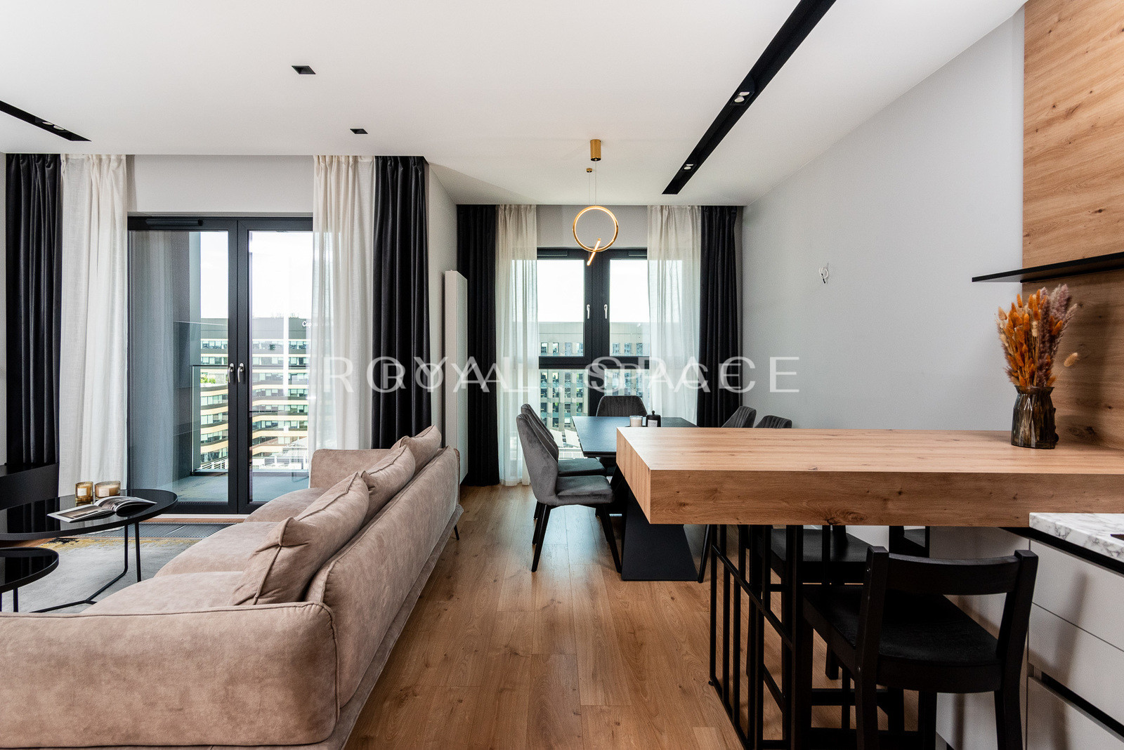 Penthouse z balkonami w nowym budynku – Fabryczna