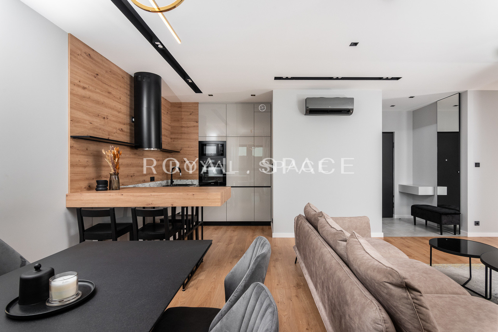 Penthouse z balkonami w nowym budynku – Fabryczna