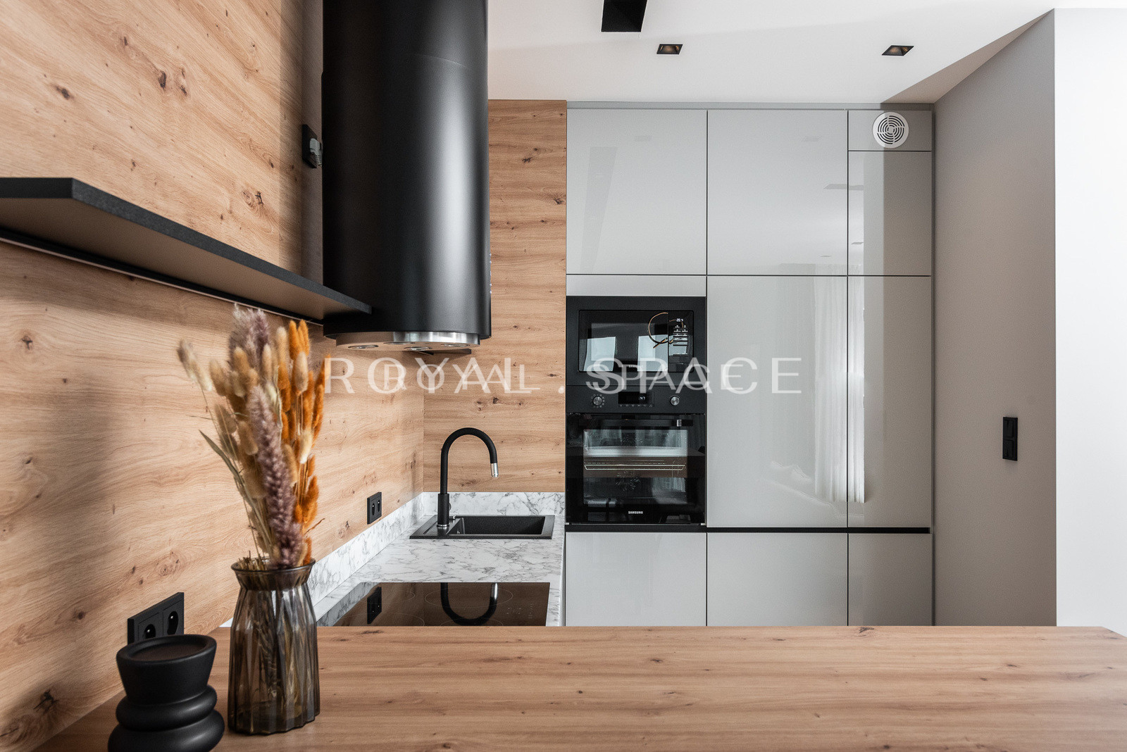 Penthouse z balkonami w nowym budynku – Fabryczna