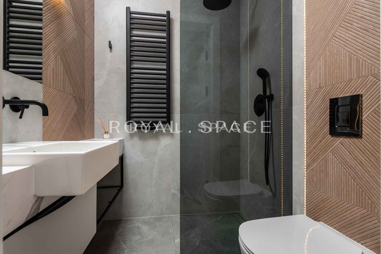 Penthouse z balkonami w nowym budynku – Fabryczna