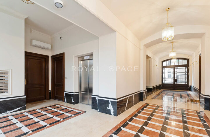 Old Town | na Groblach 19 | mezzanine | ENG