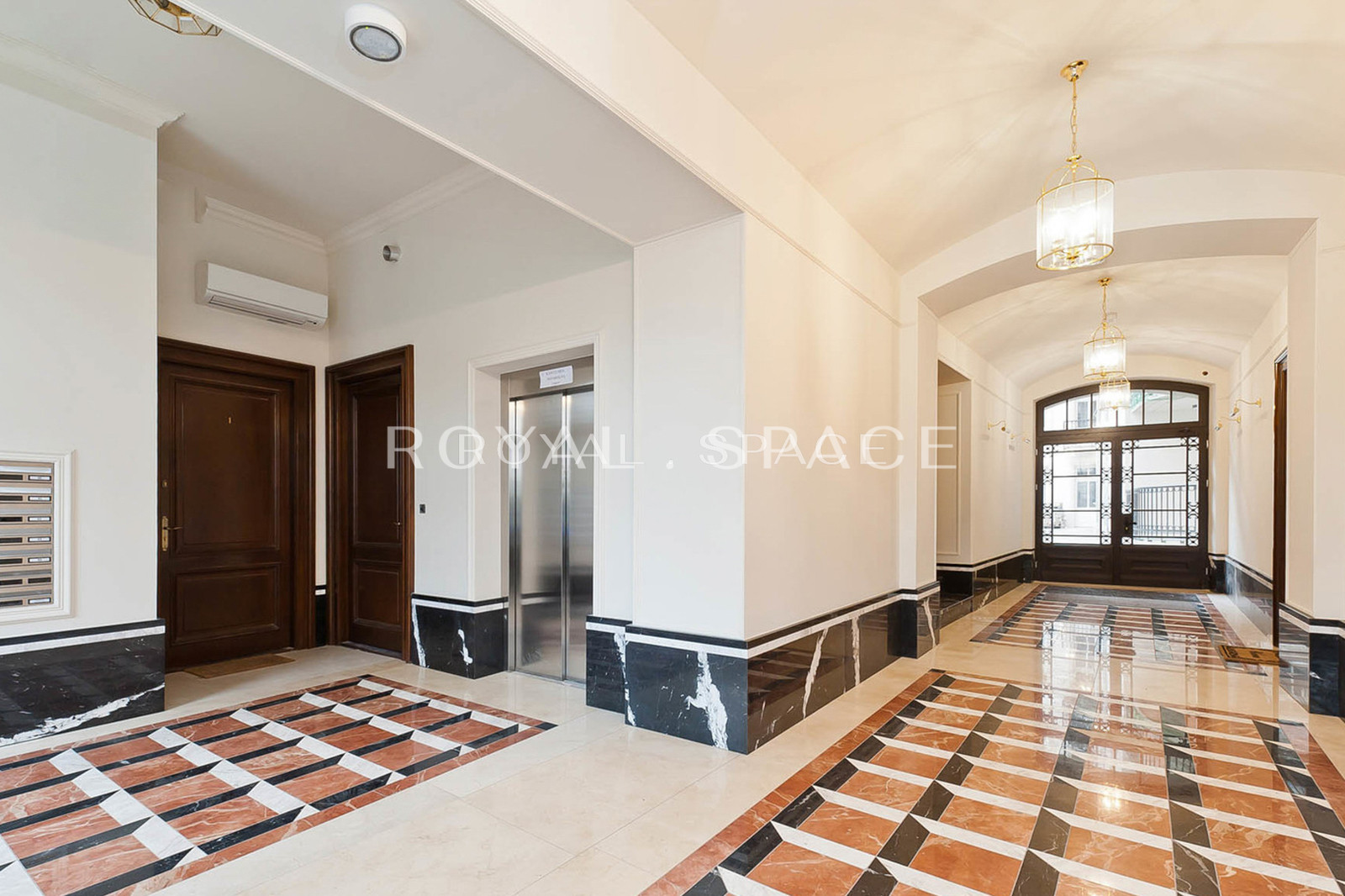 Old Town | na Groblach 19 | mezzanine | ENG