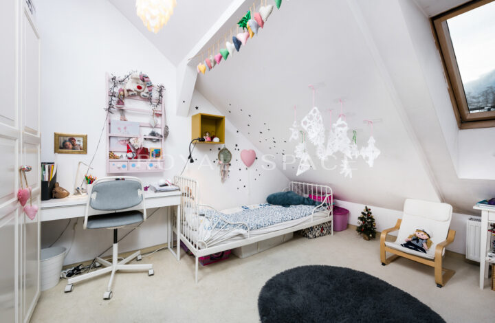 Dom z tarasem w otoczeniu zieleni