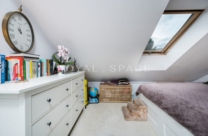 Dom z tarasem w otoczeniu zieleni